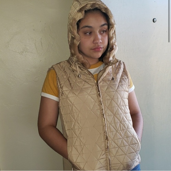 Daisy Quilted Puffer Vest Tan NWT - Picture 5 of 6